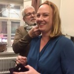 Jessica Schiefauer och tekniker Hasse Pettersson fixar ljudet. Jessica Schiefauer och tekniker Hasse Pettersson